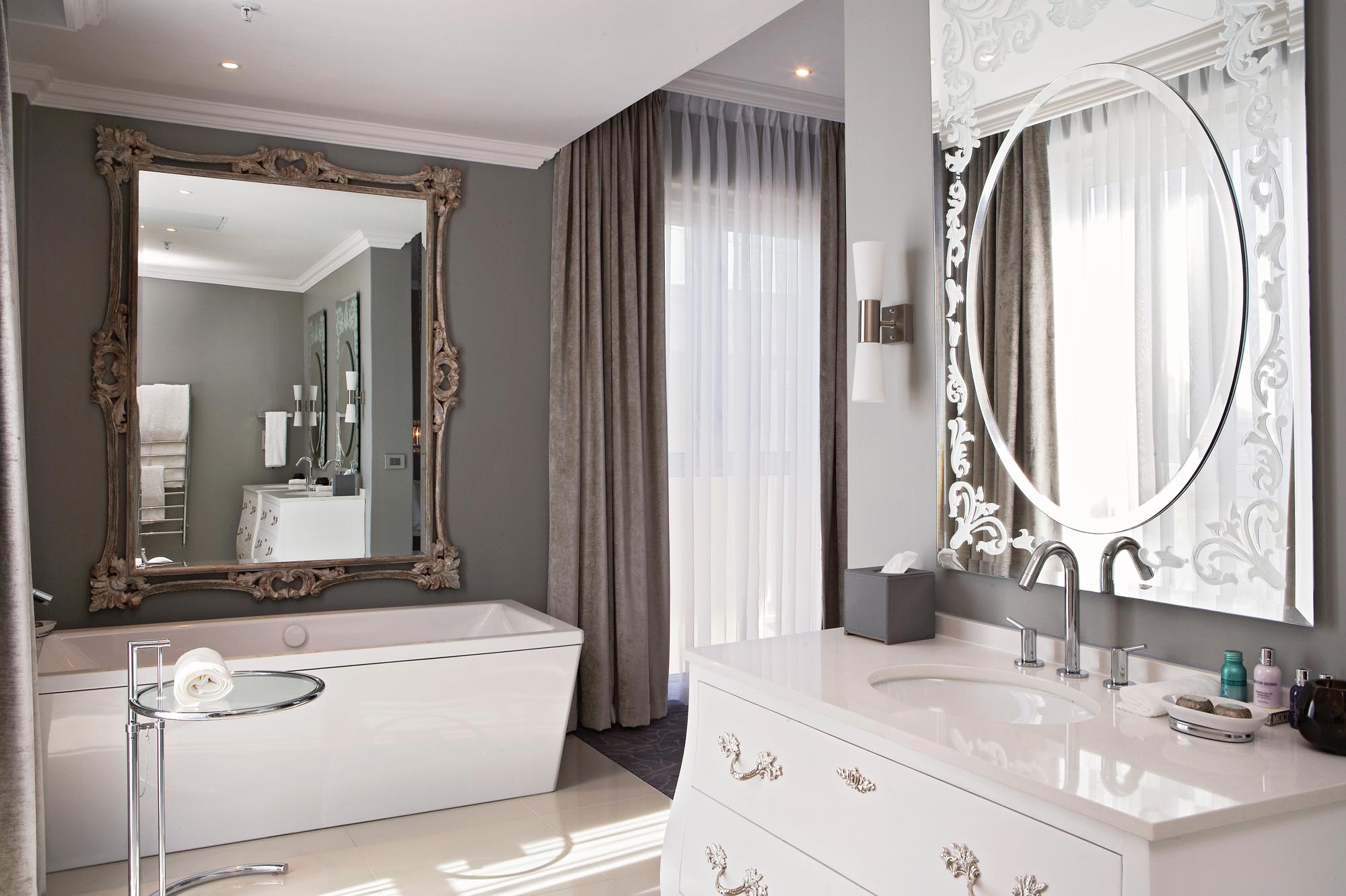 Queen Victoria Hotel - Bathroom